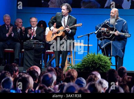08 oct 2009 - Philadelphie, Pennsylvanie, États-Unis - le MUSICIEN RICHIE HAVENS interprète sa chanson signature, 'Freedom' lors de la cérémonie de remise des prix de la Liberty Medal. La médaille de la liberté a été remise au cinéaste STEVEN SPIELBERG par le président BILL CLINTON, président du National Constitution Center. (Crédit image : © Ricky Fitchett/ZUMA Press) Banque D'Images