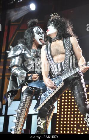 13 oct. 2009 - Washington, District of Columbia, États-Unis - PAUL STANLEY et GENE SIMMONS du groupe de rock KISS jouant en direct au Verizon Center à Washington, DC. (Crédit image : © Tina Fultz/ZUMA Press) Banque D'Images