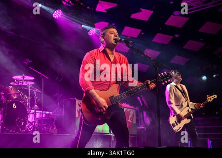 Glasgow, Royaume-Uni. 11 avril 2025. James Dean Bradfield et Nicky Wire se produisent en direct sur scène à la salle de bal Barrowland. Indie Stalwarts Manic Street Preachers, également connu sous le nom de The Manics, est un groupe de rock gallois formé à Blackwood, Caerphilly, en 1986. Le groupe est composé de Nicky Wire et de cousins James Dean Bradfield et Sean Moore. (Photo de Stuart Westwood/SOPA images/SIPA USA) crédit : SIPA USA/Alamy Live News Banque D'Images