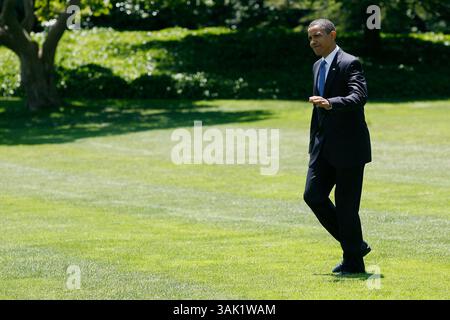 Jun 01, 2009 - Washington, District of Columbia, Etats-Unis - le président BARACK OBAMA marche sur la pelouse sud de la Maison Blanche pour monter à bord de son hélicoptère en route vers le centre médical de la Marine. (Crédit image : © James Berglie/ZUMA Press) Banque D'Images