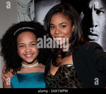 15 oct. 2009 - Philadelphie, Pennsylvanie, États-Unis - EMERAL-ANGEL YOUNG et REGINA HALL sur le tapis rouge au Festival du film de Philadelphie projection de 'Law Abiding Citizen' Law Abiding Citizen suit un brillant sociopathe qui orchestre une série de meurtres de haut niveau qui saisissent la ville de Philadelphie. (Crédit image : © Ricky Fitchett/ZUMA Press) Banque D'Images