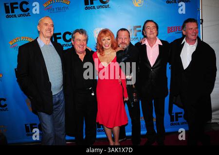 I14661KBA.Monty Python's 40th Anniversary Event au Ziegfeld Theatre de New York 10-15-2009. John Cleese, Terry Jones, Carol Cleveland, Terry Gilliam, Eric Idle, et Michael Palin (crédit image : © Ken Babolocsay/Globe photos/ZUMAPRESS.com) Banque D'Images