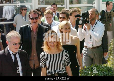 20 mai 2009 - Cannes, France - le réalisateur QUENTIN TARANTINO, l'actrice MELANIE LAURENT, l'acteur BRAD PITT et l'actrice DIANE KRUGER lors de l'appel photo 'Inglourious Basterds' au Festival de Cannes. (Crédit image : © Frederic Injimbert/ZUMA Press) Banque D'Images
