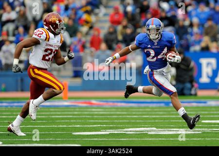 10 octobre 2009 : le receveur Bradley McDougald #24 des Jayhawks du Kansas se précipite sur le terrain contre la pression du dos défensif te'ran Benton #22 des cyclones de l'État de l'Iowa au cours du troisième quart-temps au Memorial Stadium de Lawrence, Kansas. Le Kansas a battu les cyclones 41-36.(image crédit : © Peter Aiken/Cal Sport Media/ZUMA Press) Banque D'Images