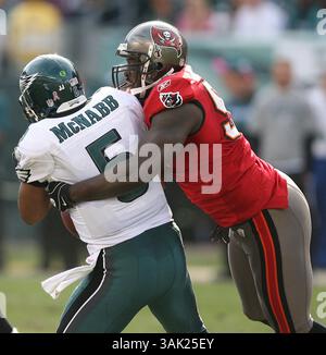 BRENDAN FITTERER | Times. OT 313205 FITT BUCS 28 (10/11/2009 PHILADELPHIE). Extrémité défensive des Buccaneers de Tampa Bay Jimmy Wilkerson met Donovan McNabb à sac pour une perte de 7 yards au troisième quart-temps..RÉSUMÉ : Tampa Bay Buccaneers v. Philadelphia Eagles au Lincoln Financial Field, dimanche 11 octobre 2009.BRENDAN FITTERER | Times (Credit image : © Petersburg Times/ZUMA Press) Banque D'Images