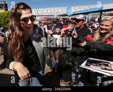26 février 2017 - Daytona Beach, FL, États-Unis - la chanteuse de Lady Antebellum Hillary Scott salue les fans avant le départ du Daytona 500 le dimanche 26 février 2017 au Daytona International Speedway à Daytona Beach, Floride (crédit image : © Stephen M. Dowell/TNS via ZUMA Wire) Banque D'Images