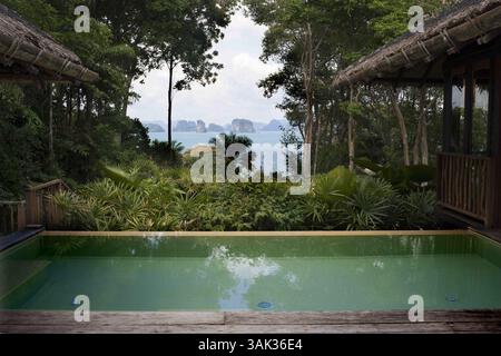 6 mai 2014 - Thaïlande - six Senses Resort, Koh Yao Noi, Phang Nga Bay, Thaïlande, Asie. Piscine privée, piscine à débordement avec un double spa sala sur la terrasse de la piscine pour des soins privés. La terrasse dispose de chaises longues et d'un coin repas extérieur. Il y a une chambre séparée et un salon, ainsi qu'une salle de bains avec douche extérieure. Six Senses Yao Noi établit la référence la plus élevée pour les stations balnéaires insulaires vivant en Asie. L'attention portée aux détails et l'accent mis sur la destination unique renforcent l'engagement de brandâ€™s en faveur du développement durable. Les chambres Pool Villa offrent une personnalité généreuse Banque D'Images