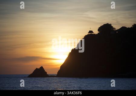8 mai 2014 - Thaïlande - coucher de soleil sur la plage. Baie de Kantiang. Koh Lanta. Thaïlande. Asie. La baie de Kantiang est surtout connue comme l'emplacement de Pimalai, le premier hôtel de luxe de Koh Lantaâ€ ™. Il y a maintenant plusieurs autres hôtels, resorts et villas sur la baie de Kantiang que nous recommandons. Cliquez sur n'importe quel lien pour voir plus de photos, lire les commentaires des clients et réserver en ligne. La baie de Kantiang crée une forme de croissant parfaite pour garder la mer d'Andaman calme et calme avec une eau cristalline. En regardant vers le haut de la plage au-delà de la route, vous verrez la chaîne de montagnes qui offre des paysages à couper le souffle autour de la baie. Même sur une journée chargée, vous m Banque D'Images