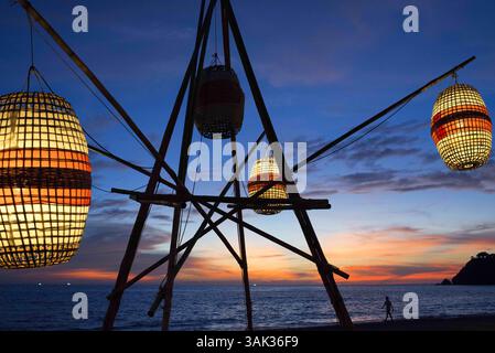 8 mai 2014 - Thaïlande - lumières de papier et coucher de soleil sur la plage. Baie de Kantiang. Koh Lanta. Thaïlande. Asie. Restaurant Sunset Viewpoint À MIDI. La baie de Kantiang est surtout connue comme l'emplacement de Pimalai, le premier hôtel de luxe de Koh Lantaâ€ ™. Il y a maintenant plusieurs autres hôtels, resorts et villas sur la baie de Kantiang que nous recommandons. Cliquez sur n'importe quel lien pour voir plus de photos, lire les commentaires des clients et réserver en ligne. La baie de Kantiang crée une forme de croissant parfaite pour garder la mer d'Andaman calme et calme avec une eau cristalline. (Crédit image : © Sergi Reboredo via ZUMA Wire) Banque D'Images