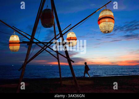 8 mai 2014 - Thaïlande - lumières de papier et coucher de soleil sur la plage. Baie de Kantiang. Koh Lanta. Thaïlande. Asie. Restaurant Sunset Viewpoint À MIDI. La baie de Kantiang est surtout connue comme l'emplacement de Pimalai, le premier hôtel de luxe de Koh Lantaâ€ ™. Il y a maintenant plusieurs autres hôtels, resorts et villas sur la baie de Kantiang que nous recommandons. Cliquez sur n'importe quel lien pour voir plus de photos, lire les commentaires des clients et réserver en ligne. La baie de Kantiang crée une forme de croissant parfaite pour garder la mer d'Andaman calme et calme avec une eau cristalline. (Crédit image : © Sergi Reboredo via ZUMA Wire) Banque D'Images