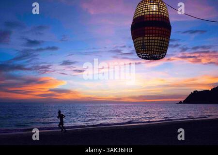 8 mai 2014 - Thaïlande - lumières de papier et coucher de soleil sur la plage. Baie de Kantiang. Koh Lanta. Thaïlande. Asie. Restaurant Sunset Viewpoint À MIDI. La baie de Kantiang est surtout connue comme l'emplacement de Pimalai, le premier hôtel de luxe de Koh Lantaâ€ ™. Il y a maintenant plusieurs autres hôtels, resorts et villas sur la baie de Kantiang que nous recommandons. Cliquez sur n'importe quel lien pour voir plus de photos, lire les commentaires des clients et réserver en ligne. La baie de Kantiang crée une forme de croissant parfaite pour garder la mer d'Andaman calme et calme avec une eau cristalline. (Crédit image : © Sergi Reboredo via ZUMA Wire) Banque D'Images
