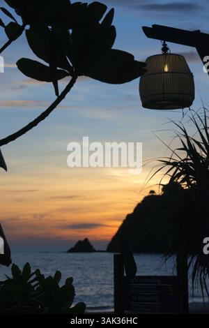 8 mai 2014 - Thaïlande - lumières de papier et coucher de soleil sur la plage. Baie de Kantiang. Koh Lanta. Thaïlande. Asie. Restaurant Sunset Viewpoint À MIDI. La baie de Kantiang est surtout connue comme l'emplacement de Pimalai, le premier hôtel de luxe de Koh Lantaâ€ ™. Il y a maintenant plusieurs autres hôtels, resorts et villas sur la baie de Kantiang que nous recommandons. Cliquez sur n'importe quel lien pour voir plus de photos, lire les commentaires des clients et réserver en ligne. La baie de Kantiang crée une forme de croissant parfaite pour garder la mer d'Andaman calme et calme avec une eau cristalline. En levant les yeux de la plage au-delà de la route, vous verrez la chaîne de montagnes qui fournit des respirtaki Banque D'Images
