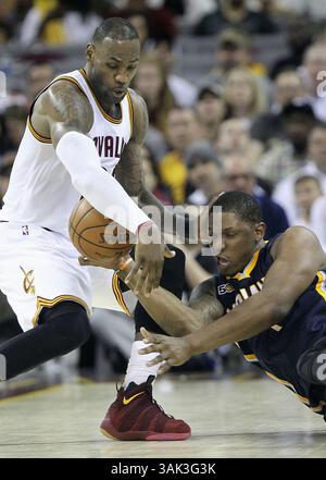 15 avril 2017 - Cleveland, OH, États-Unis - LeBron James, à gauche, des cavaliers de Cleveland, vole le ballon à Kevin Seraphin des Pacers de l'Indiana lors du quatrième quart-temps du match 1 des quarts de finale de la Conférence de l'est le samedi 15 avril 2017, au Quicken Loans Arena de Cleveland. Les Cavs ont gagné, 109-108. (Crédit image : © Phil Masturzo/TNS via ZUMA Wire) Banque D'Images