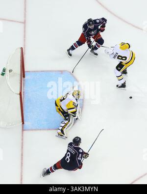 16 AVRIL 2017 : Marc-André Fleury (29), gardien des Penguins de Pittsburgh, se tient au filet pendant le troisième match d'une série éliminatoire de première ronde de hockey de la LNH entre les Penguins de Pittsburgh et les Blue Jackets de Columbus au Nationwide Arena de Columbus, Ohio. Les Penguins ont gagné 5-4 en prolongation. Aaron Doster/CSM(image de crédit : &copy ; Aaron Doster/CSM via ZUMA Wire) Banque D'Images
