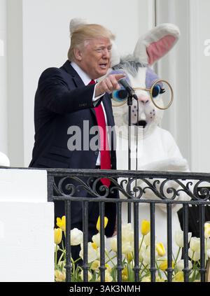 17 avril 2017 - Washington, District of Columbia, États-Unis - le président des États-Unis DONALD TRUMP prononce une allocution d'ouverture alors que lui et la première dame Melania organisent le rouleau d'œufs de Pâques annuel sur la pelouse sud de la Maison Blanche. (Crédit image : © Ron Sachs/CNP via ZUMA Wire) Banque D'Images