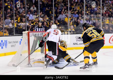 Lundi 17 avril 2017 : L’aile droite des sénateurs d’Ottawa Bobby Ryan (9) marque un but en prolongation contre le gardien des Bruins de Boston Tuukka Rask (40) lors du troisième match de la première ronde des éliminatoires de la Coupe Stanley de la Conférence de l’est de la Ligue nationale de hockey entre les sénateurs d’Ottawa et les Bruins de Boston, qui se tient au TD Garden, à Boston, Mass. Ottawa bat Boston 4-3 en prolongation et mène la série 2-1. Eric Canha/CSM(image de crédit : &copy ; Eric Canha/CSM via ZUMA Wire) Banque D'Images