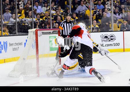 Lundi 17 avril 2017 : Bobby Ryan (9), aile droite des sénateurs d’Ottawa, marque un but en prolongation contre Tuukka Rask (40), gardien des Bruins de Boston, lors du troisième match de la première ronde des éliminatoires de la Coupe Stanley de la Conférence de l’est de la Ligue nationale de hockey entre les sénateurs d’Ottawa et les Bruins de Boston, qui se tient au TD Garden, à Boston, Mass. Ottawa bat Boston 4-3 en prolongation et mène la série 2-1. Eric Canha/CSM(image de crédit : &copy ; Eric Canha/CSM via ZUMA Wire) Banque D'Images
