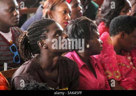 26 avril 2017 - Kampala, Ouganda - Un porteur attend le verdict du tribunal. Les partisans de Nyanzi comprennent la communauté LGBT ougandaise, des activistes des droits humains et des féministes. Dr Stella Nyanzi a été arrêtée en avril dernier après avoir qualifié le président de « paire de fesses » et avoir critiqué la première dame sur sa page Facebook. Elle a été accusée de « cyberharcèlement » et restera en détention à la prison de haute sécurité de Luzira. Sa prochaine audience de mise en liberté sous caution est prévue pour le 10 mai. (Crédit image : © Sumy Sadurni via ZUMA Wire) Banque D'Images