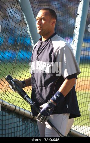 26 avril 2017 - Los Angeles, Californie, U. S - L'ancien arrêt court des Yankees de New York, Derek jeter, fait partie d'un groupe dirigé par l'ex-gouverneur de Floride, Jeb Bush, qui a conclu un accord pour acheter les Marlins de Miami après avoir soumis une offre de 1,3 milliards de dollars. PHOTO DU DOSSIER : vendredi 25 juin 2010. Les Dodgers de Los Angeles affrontent les Yankees de New York à domicile au stade Dodger de Los Angeles, CA. Il s'agit du premier match d'une série inter-ligue de trois matchs à domicile. Derek jeter pendant l'entraînement au batteur. (Crédit image : © Prensa Internacional via ZUMA Wire) Banque D'Images