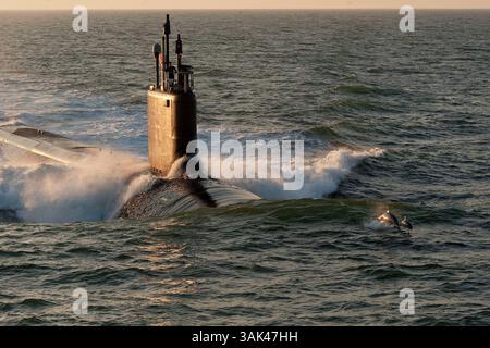 9 mai 2013 - WASHINGTON, DC, États-Unis - dans une photo de dossier non datée fournie par Huntington Ingalls Industries, l'unité de pré-mise en service du sous-marin d'attaque de classe Virginia (PCU) Minnesota (SSN 783) est montrée pendant les essais en mer. Le dernier des sous-marins Block II de la classe Virginia est livré à la Marine le 6 juin 2013, près de 11 mois plus tôt que prévu. (Crédit image : © Huntington Ingalls Industries/US Navy via ZUMA Wire/ZUMAPRESS.com) Banque D'Images