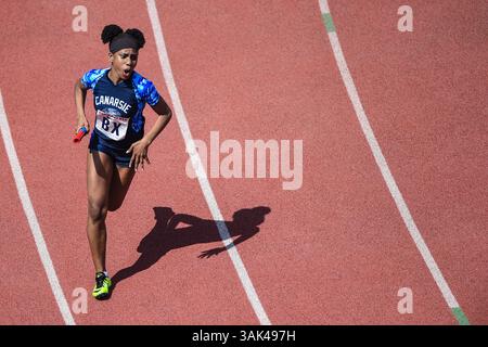 27 avril 2017 Un sprinter 4x100 de la Canarsie High School à Brooklyn, NY participe aux 123e matchs des Penn Relays 2017 au Franklin Field à Philadelphie, Pennsylvanie. (Image de crédit : &copy ; John Middlebrook/CSM via ZUMA Wire) Banque D'Images