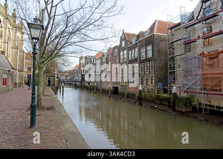 Dordrecht pays-Bas - 27 janvier 2024 - anciens entrepôts à Pottenkade à côté de la Grote Kerk à Dordrecht aux pays-Bas Banque D'Images