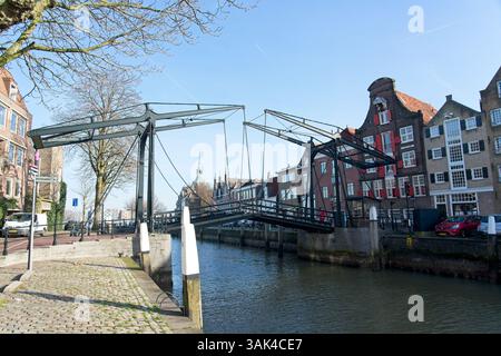 Dordrecht pays-Bas - 27 janvier 2024 - Pont Damiatebrug dans le port historique Wolwevershaven à Dordrecht Banque D'Images
