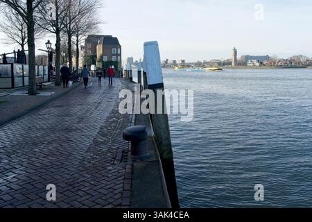 Dordrecht pays-Bas - 27 janvier 2024 - sur le quai de Dordrecht aux pays-Bas, au confluent de l'Oude Maas et du Beneden Merwede et de l'île Banque D'Images