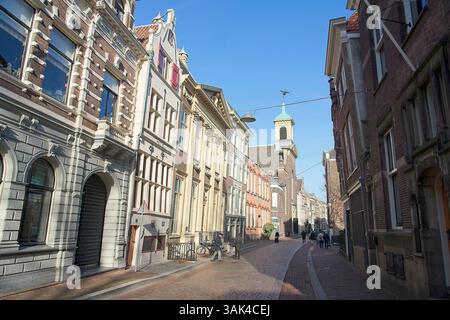 Dordrecht pays-Bas - 27 janvier 2024 - Rue caractéristique de la vieille ville de Dordrecht aux pays-Bas Banque D'Images