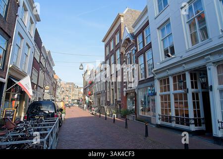Dordrecht pays-Bas - 27 janvier 2024 - Rue caractéristique - Voorstraat - dans la vieille ville de Dordrecht aux pays-Bas Banque D'Images