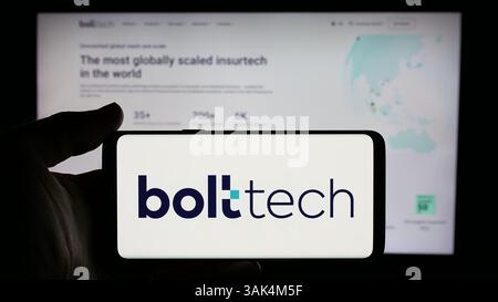 Allemagne. 15 novembre 2024. Dans cette illustration photo, une personne tient un téléphone portable avec le logo de la compagnie insurtech singapourienne bolttech sur l'écran devant la page Web de l'entreprise. Crédit : SOPA images Limited/Alamy Live News Banque D'Images