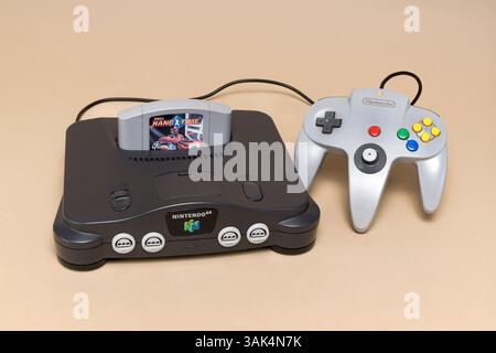 Pavia, Lombardie, Italie - 27 décembre 2024 : Nintendo 64 Console de jeux vidéo de 1996. Plus de 32 millions d'unités vendues. Exposé au Musée MUSDI. Banque D'Images