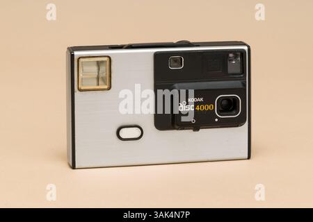 Pavie, Lombardie, Italie - 27 décembre 2024 : Kodak Disc 4000, appareil photo à cartouche de disque de 1982. Le disque contenait 15 négatifs 8x10 mm pour Consumer usa Banque D'Images