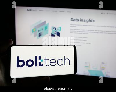 Allemagne. 15 novembre 2024. Dans cette illustration photo, une personne tient un smartphone avec le logo de la société insurtech singapourienne bolttech sur l'écran devant le site Web. (Crédit image : © timon Schneider/SOPA images via ZUMA Press Wire) USAGE ÉDITORIAL SEULEMENT ! Non destiné à UN USAGE commercial ! Banque D'Images