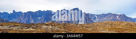 Un panorama de la chaîne de montagnes des îles des ours, dans le parc national du nord-est du Groenland, avec le sommet de la montagne Grundtvigskirken à gauche. À Ofjord, S. Banque D'Images
