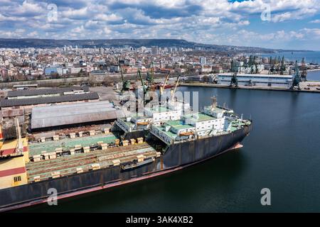 Vue aérienne d'un port de Varna, Bulgarie. Logistique et transport Banque D'Images