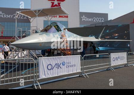 ODINTSOVO, RUSSIE - 18 AOÛT 2022 : le plus récent chasseur russe Su-57 (T50) sur le forum militaro-technique international 'Army-2022'. Patriot Park Banque D'Images