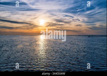 Coucher de soleil, mer illuminée. Ondes lumineuses. Île de Poel sur la mer Baltique. Nature photo de la côte Banque D'Images