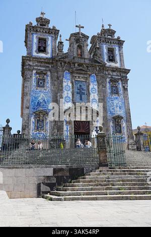 PORTO, PORTUGAL - 7 MAI 2022 : Eglise de Saint Ildefonso dans la ville européenne, ciel bleu clair dans la chaude journée de printemps ensoleillée - verticale Banque D'Images