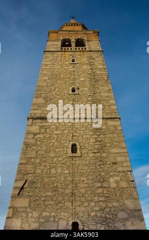 Le clocher indépendant de style vénitien de l'église paroissiale de l'Assomption de la Bienheureuse Vierge Marie à Trg Slobode, la place principale d'Umag Banque D'Images