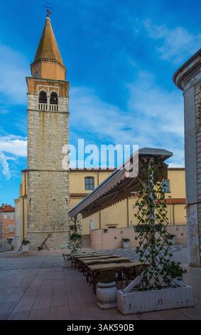 Le clocher indépendant de style vénitien de l'église paroissiale de l'Assomption de la Bienheureuse Vierge Marie à Trg Slobode, la place principale d'Umag Banque D'Images