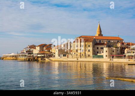 La ville balnéaire d'Umag en Istrie, Croatie. Une ancienne forteresse de la ville datant de l'époque romaine. Bâtiments historiques de la période médiévale à la Renaissance Banque D'Images