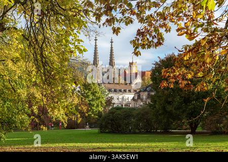 BADEN-BADEN, ALLEMAGNE - 28 OCTOBRE 2024 : vue depuis le parc Lichtentaler Allee vers l'église évangélique et les bâtiments de la ville. Banque D'Images