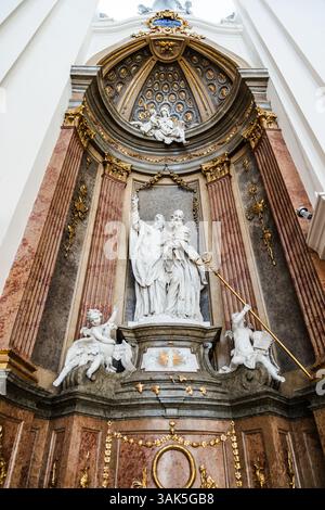 Statue des Saints à l'intérieur de la cathédrale Saint-Pierre-et-Paul (en tchèque 'Katedrála svatého Petra a Pavla'), sur la colline Petrov, vieille ville de Brno, Tchéquie Banque D'Images