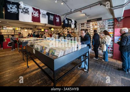 Londres, Royaume-Uni. 12 avril 2025. Les clients font la queue pour acheter à l'intérieur de Phonica à Soho le Record Store Day, où les magasins de disques indépendants du monde entier célèbrent la musique, y compris des vinyles spéciaux réalisés exclusivement pour la journée. Record Store Day est une célébration non seulement des disques, mais aussi des magasins dans lesquels les gens achètent ces disques. Selon l’Entertainment Retailers Association (ERA), en 2024, les ventes d’albums vinyles au Royaume-Uni ont augmenté de 10,5 % pour atteindre 196 millions de livres sterling Credit : Stephen Chung / Alamy Live News Banque D'Images