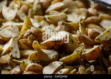 Gros plan de pommes de terre rôties aux herbes Banque D'Images
