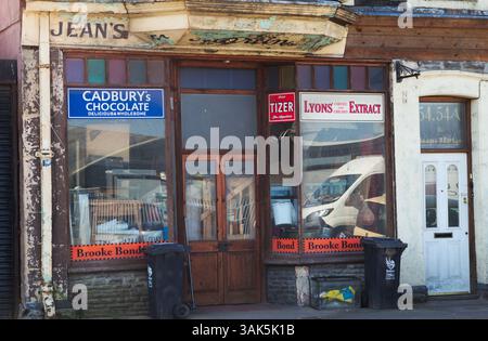 Vieux magasin de coin délabré à Pill, Newport South Wales. Banque D'Images