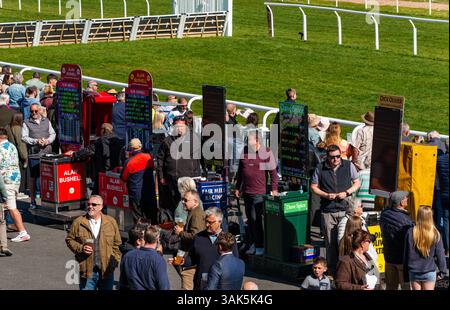 Bookmakers et parieurs dans la section Enclosure de l'hippodrome Newton Abbot dans le Devon, Royaume-Uni. Banque D'Images