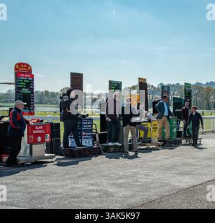 Bookmakers et parieurs dans la section Enclosure de l'hippodrome Newton Abbot dans le Devon, Royaume-Uni. Banque D'Images