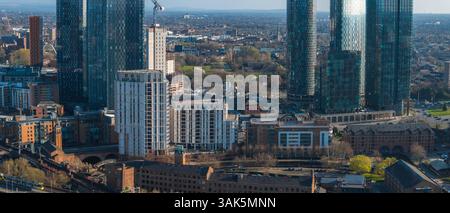 Vue aérienne de Manchester Skyline avec gratte-ciel et ligne de chemin de fer Banque D'Images